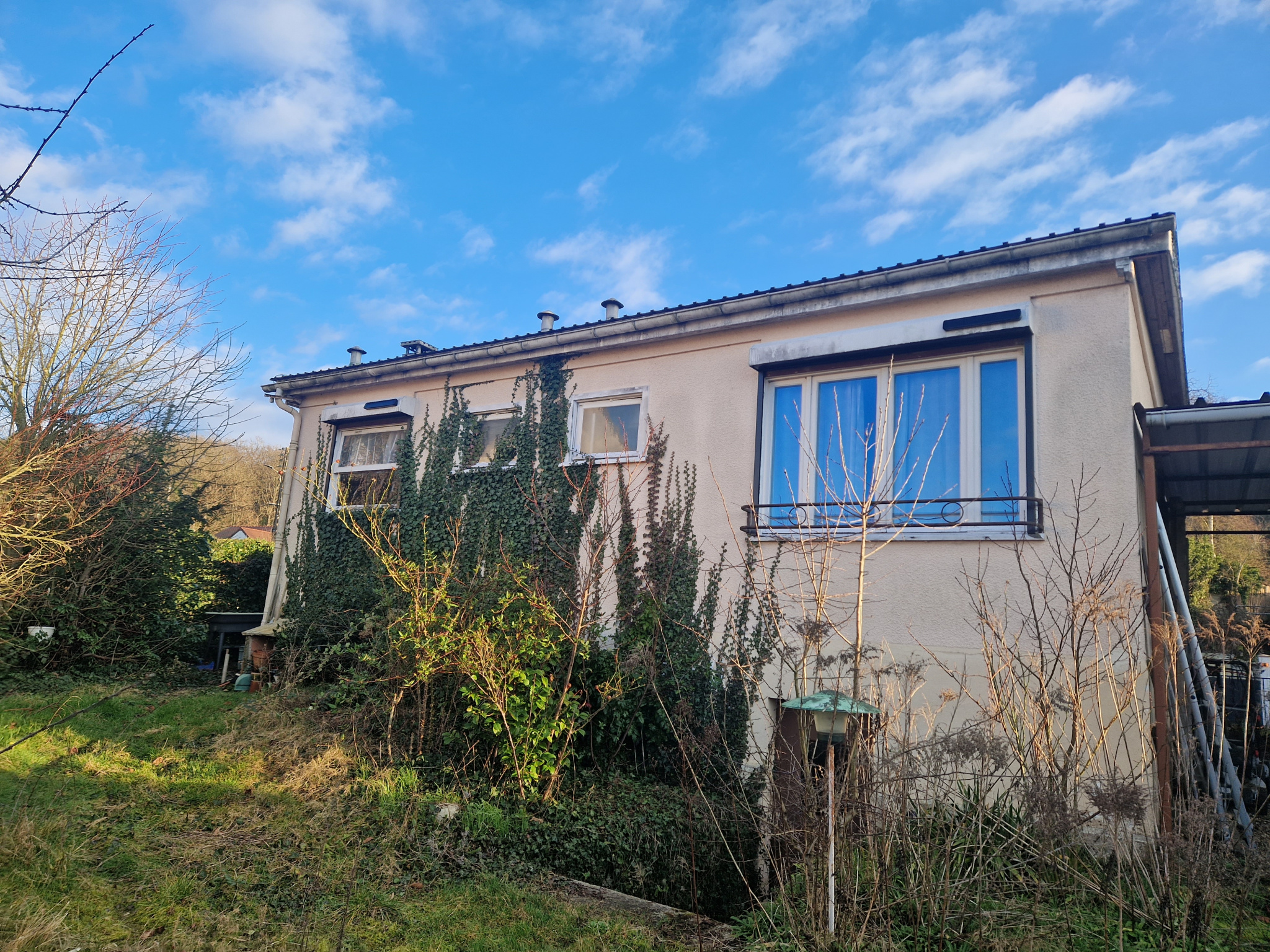 Maison de plain-pied (2 chambres) édifiée sur un terrain de